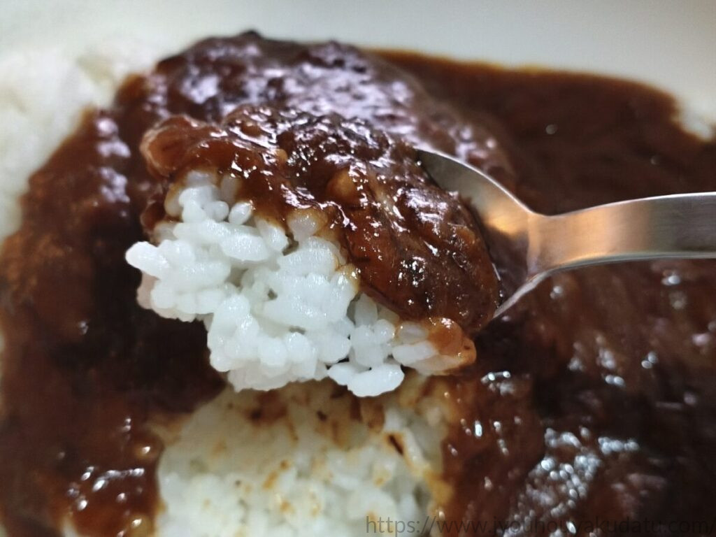 120時間熟成デミグラスの牛ほぐし肉カレーとご飯をスプーンですくったところ