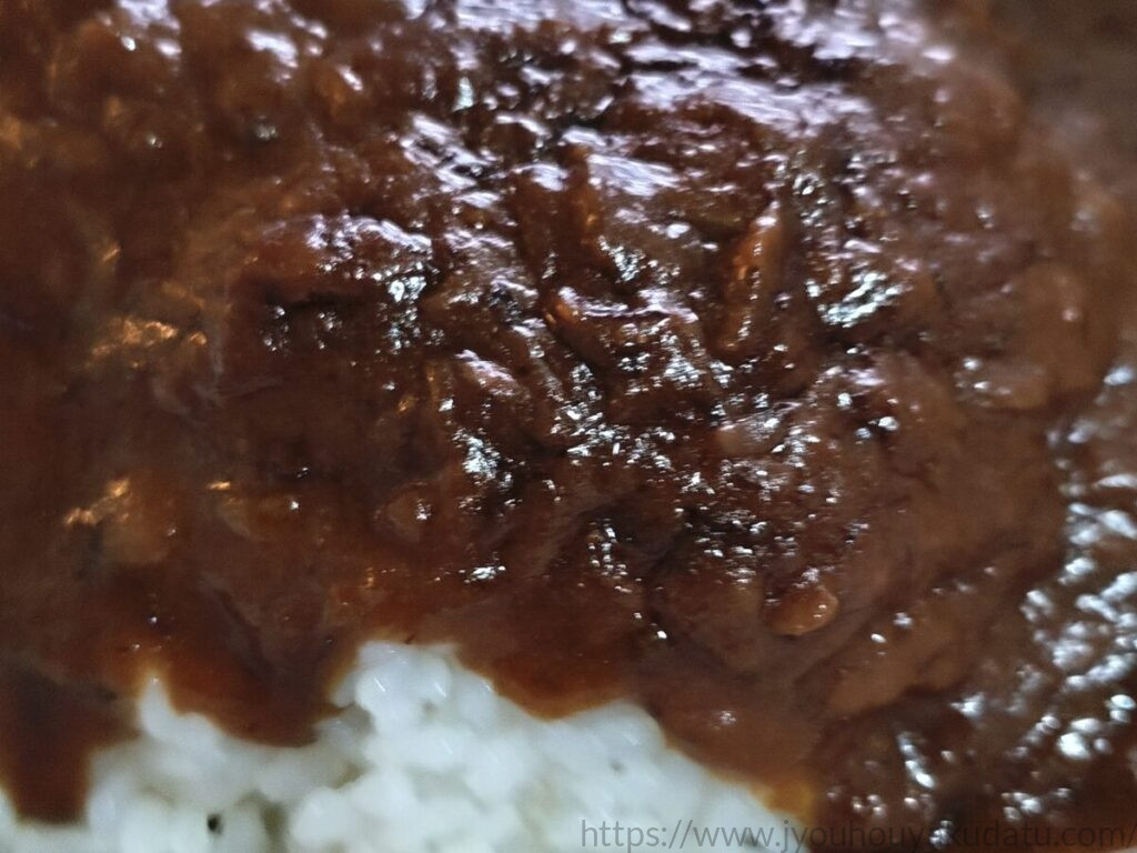 濃厚でドロッとした120時間熟成デミグラスの牛ほぐし肉カレーのルー