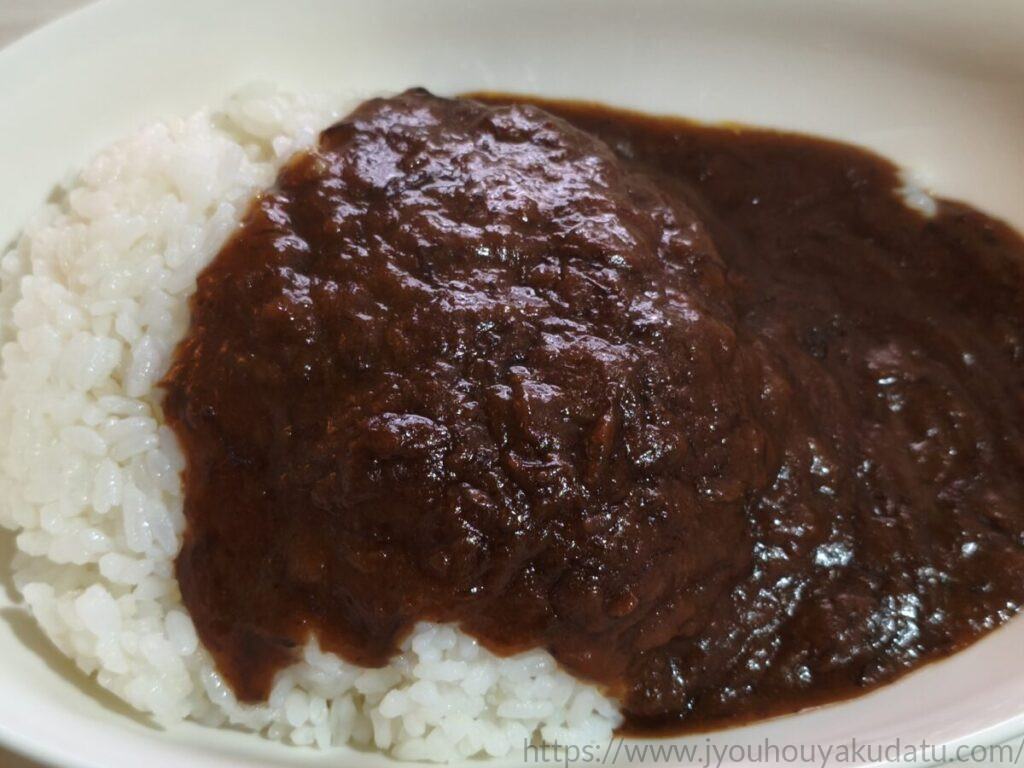 S&B 120時間熟成デミグラスの牛ほぐし肉カレーをご飯にかけたところ