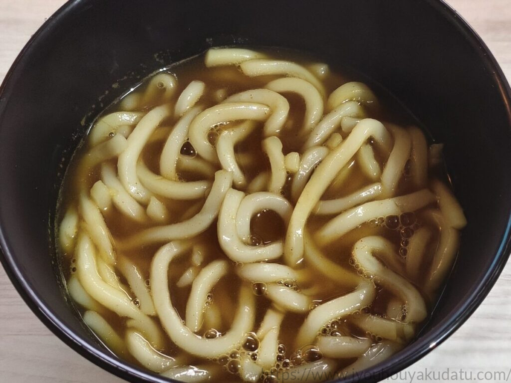 調理したタカモリ「お蕎麦屋さんのカレーうどん」。カレー風味のつゆに太めの麺が入っている