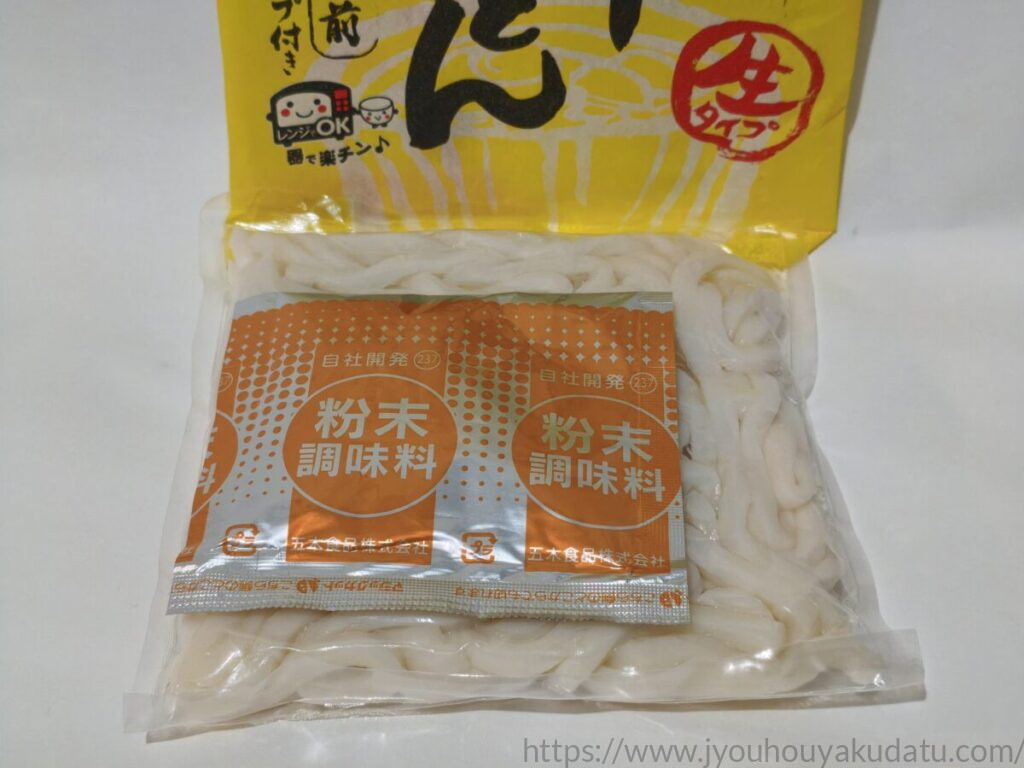 タカモリ「お蕎麦屋さんのカレーうどん」の中身。麺と粉末調味料の2袋