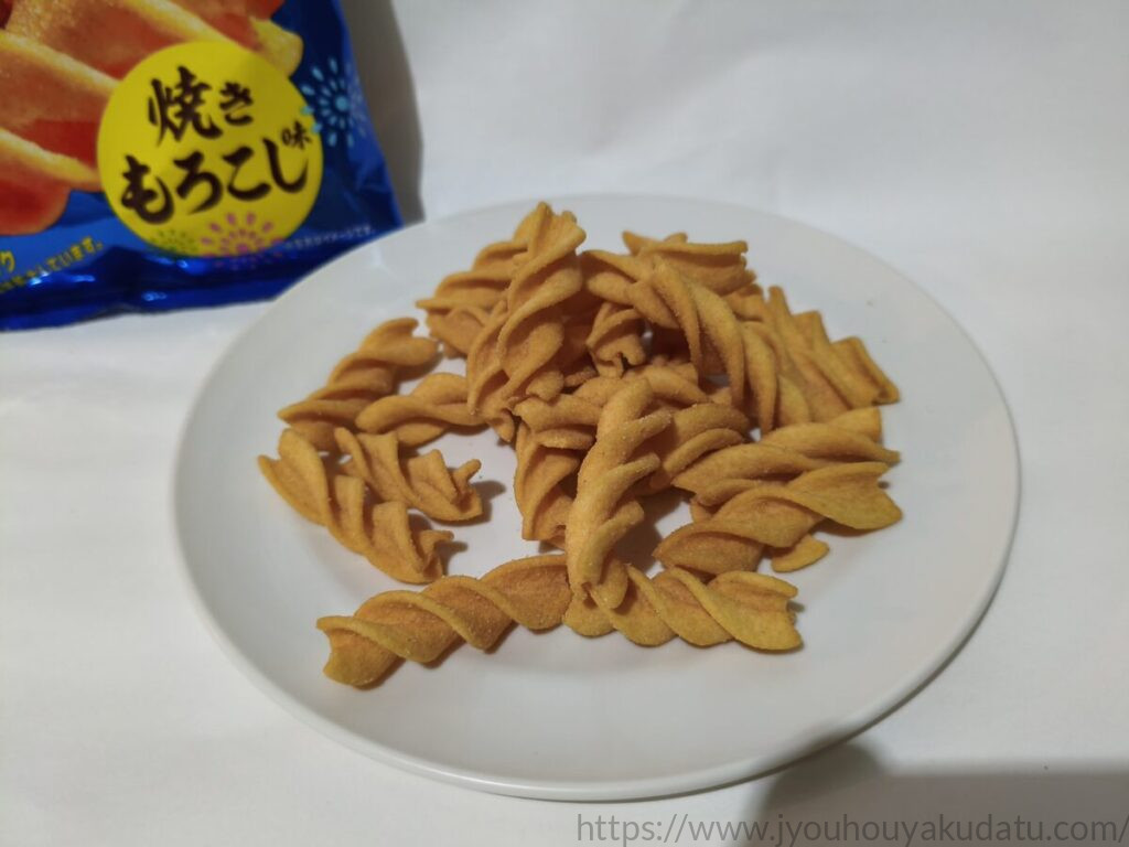 白い皿に出したツイスター 焼きもろこし味