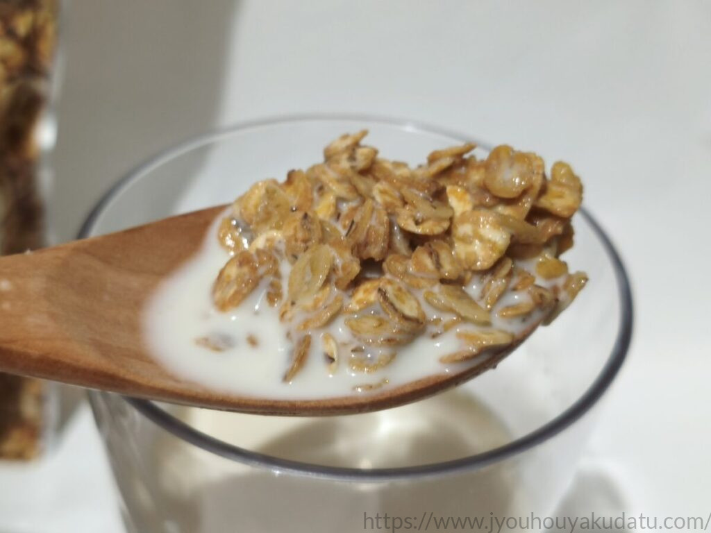 牛乳をかけた九州大麦グラノーラをスプーンですくった様子