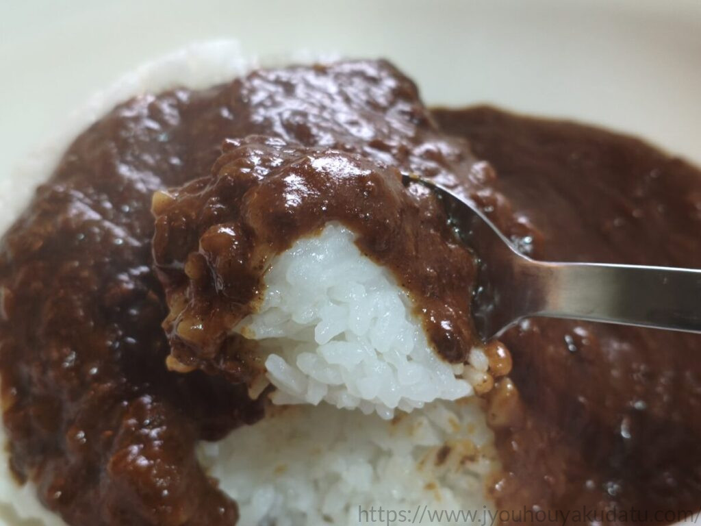 銀座キーマカリーをご飯と一緒にスプーンですくったところ