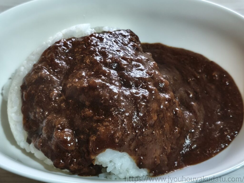 白いご飯に銀座キーマカリーをかけた完成状態