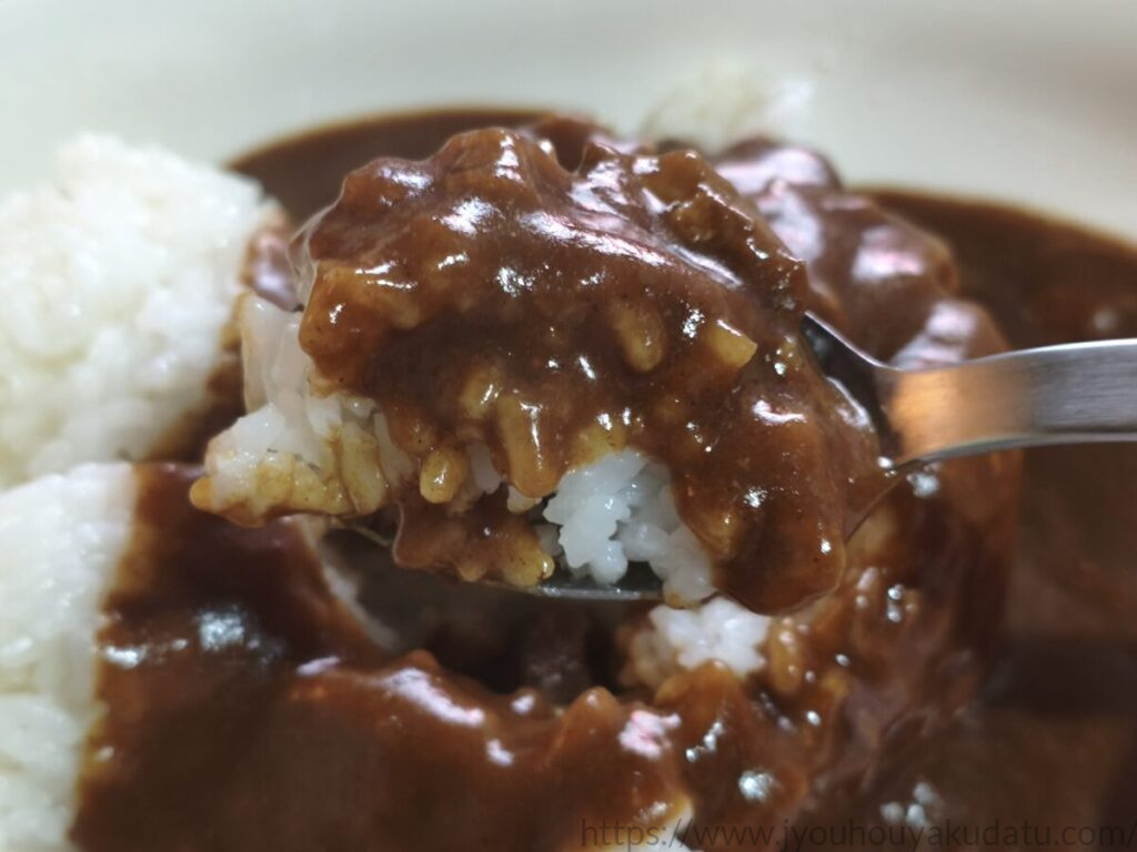 LEE 辛さ×20倍をご飯と一緒にスプーンですくったところ