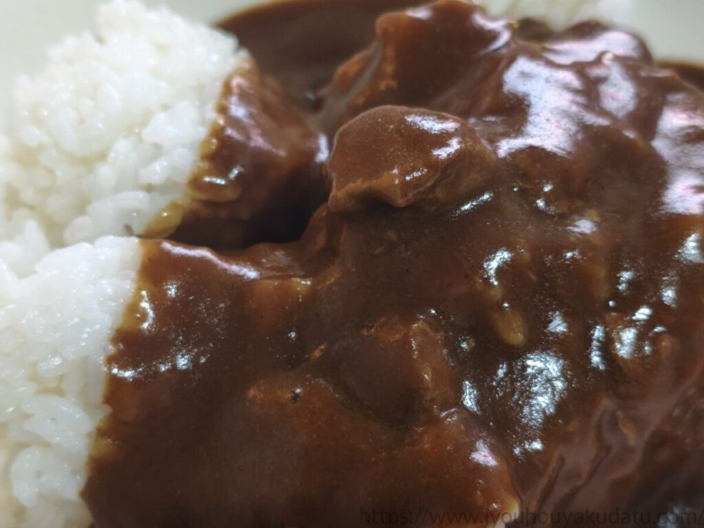 LEE 辛さ×20倍のカレールーと牛肉をアップで撮影した写真