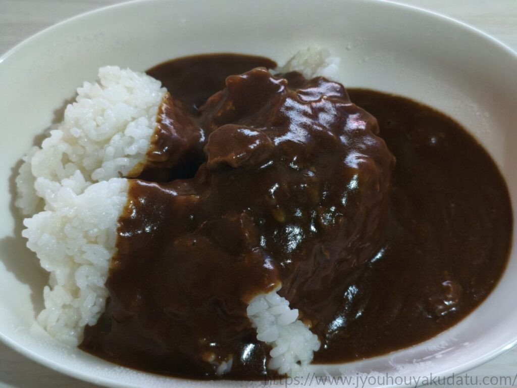 白い皿に盛り付けたビーフカレーLEE 辛さ×20倍とご飯