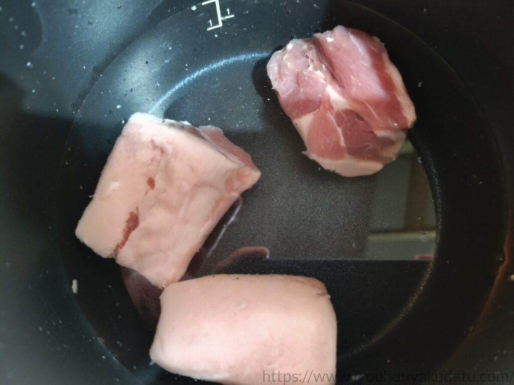 スピードクックの内釜に豚肉を入れた角煮の調理前の状態