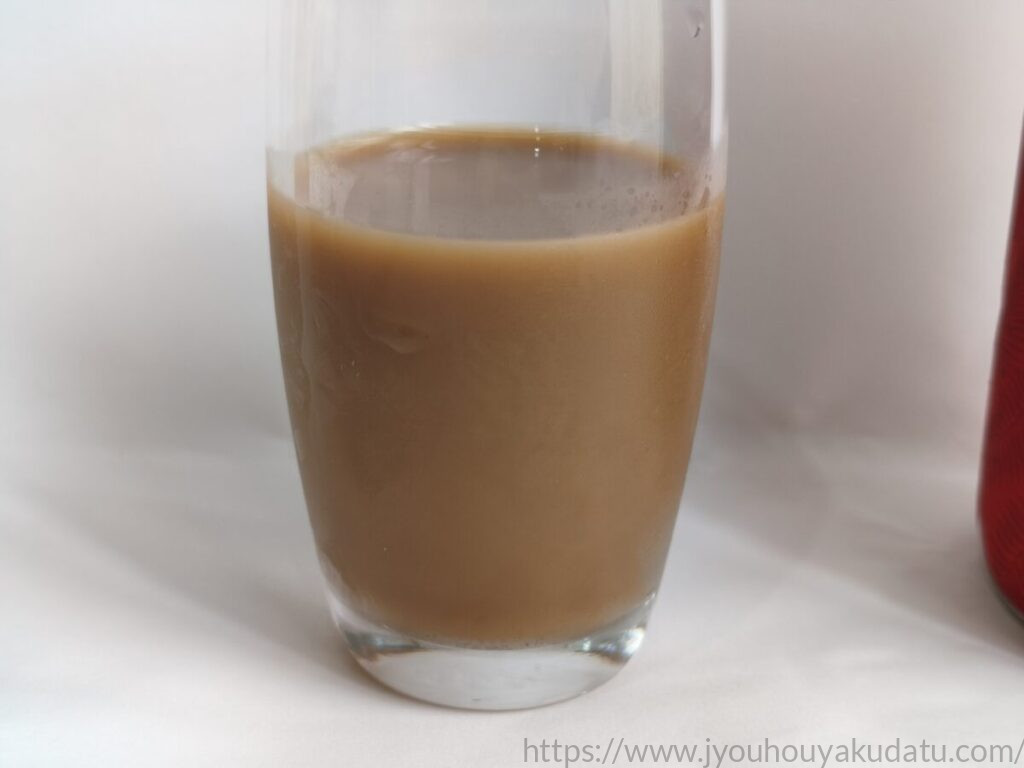 透明なグラスに注いだライオンコーヒー 香るバニラマカダミア カフェオレの色合いと表面の様子