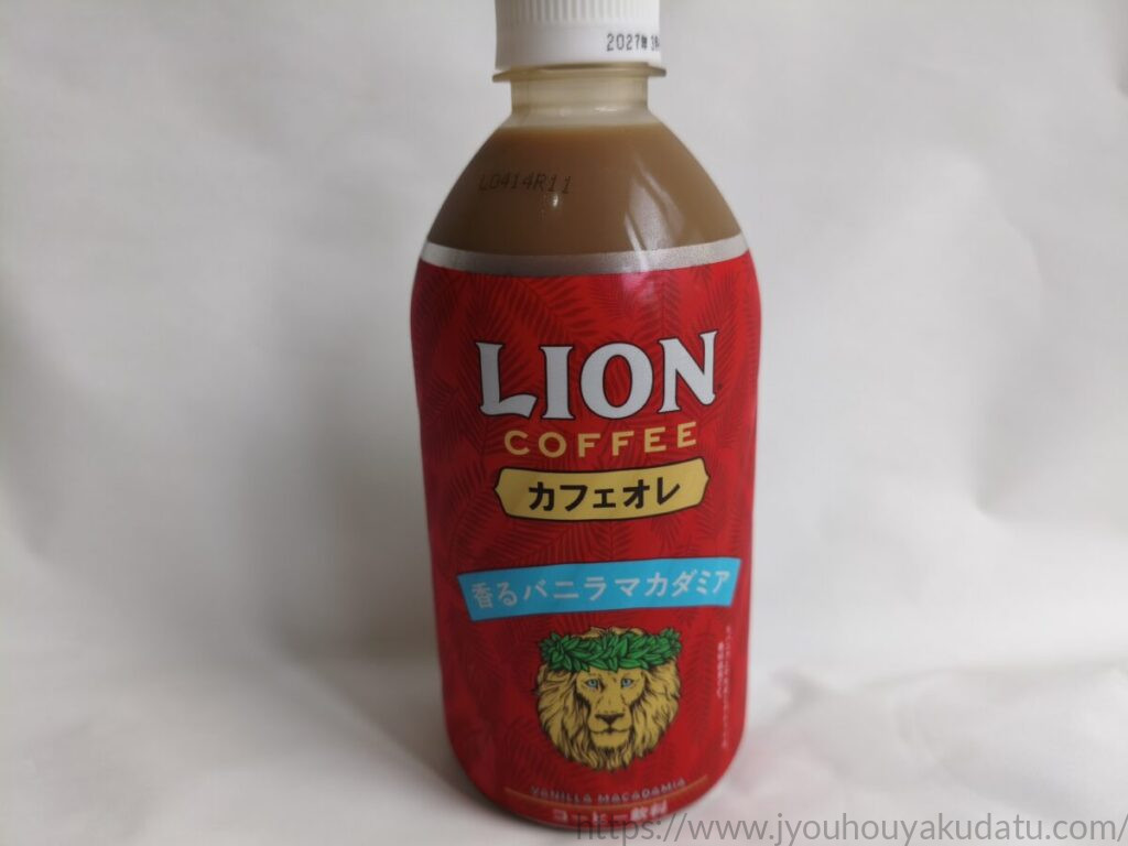 ライオンコーヒー 香るバニラマカダミア カフェオレの赤いペットボトル正面パッケージ
