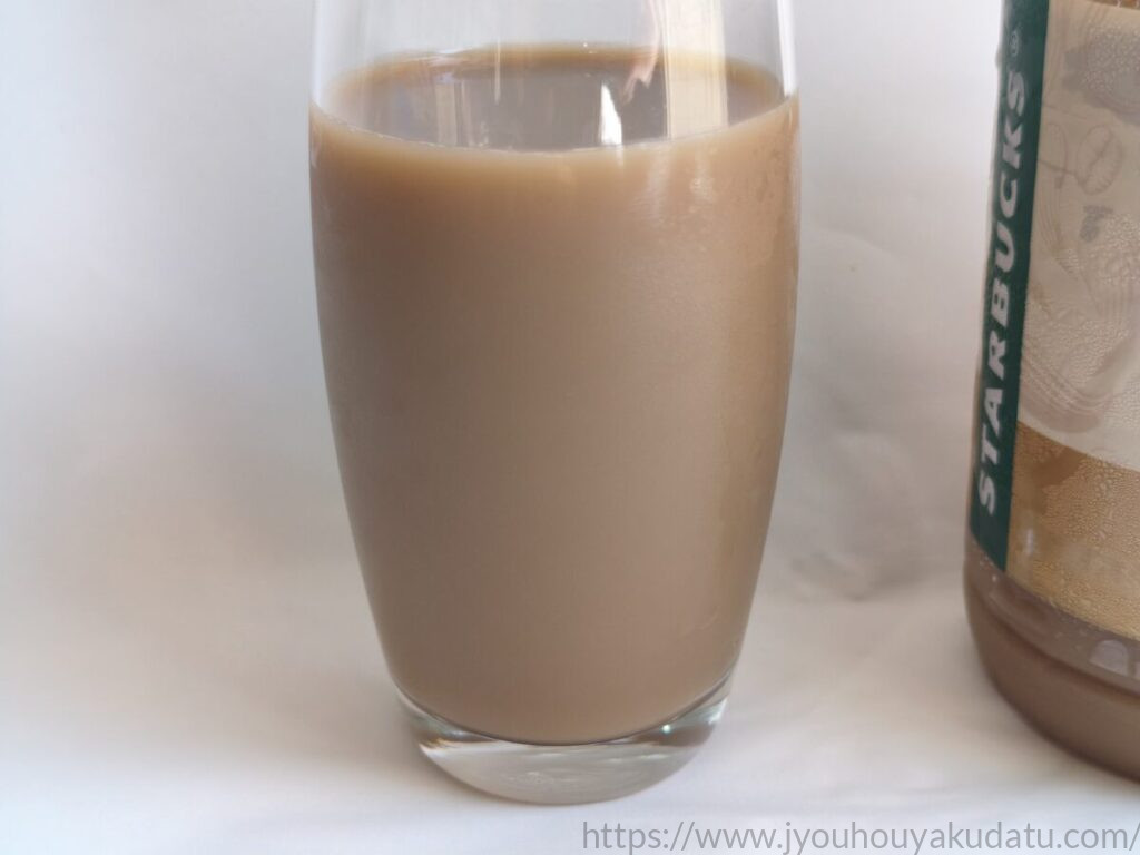 透明なグラスに注いだスターバックス COFFEE OF THE DAY カフェラテの色合いと液面