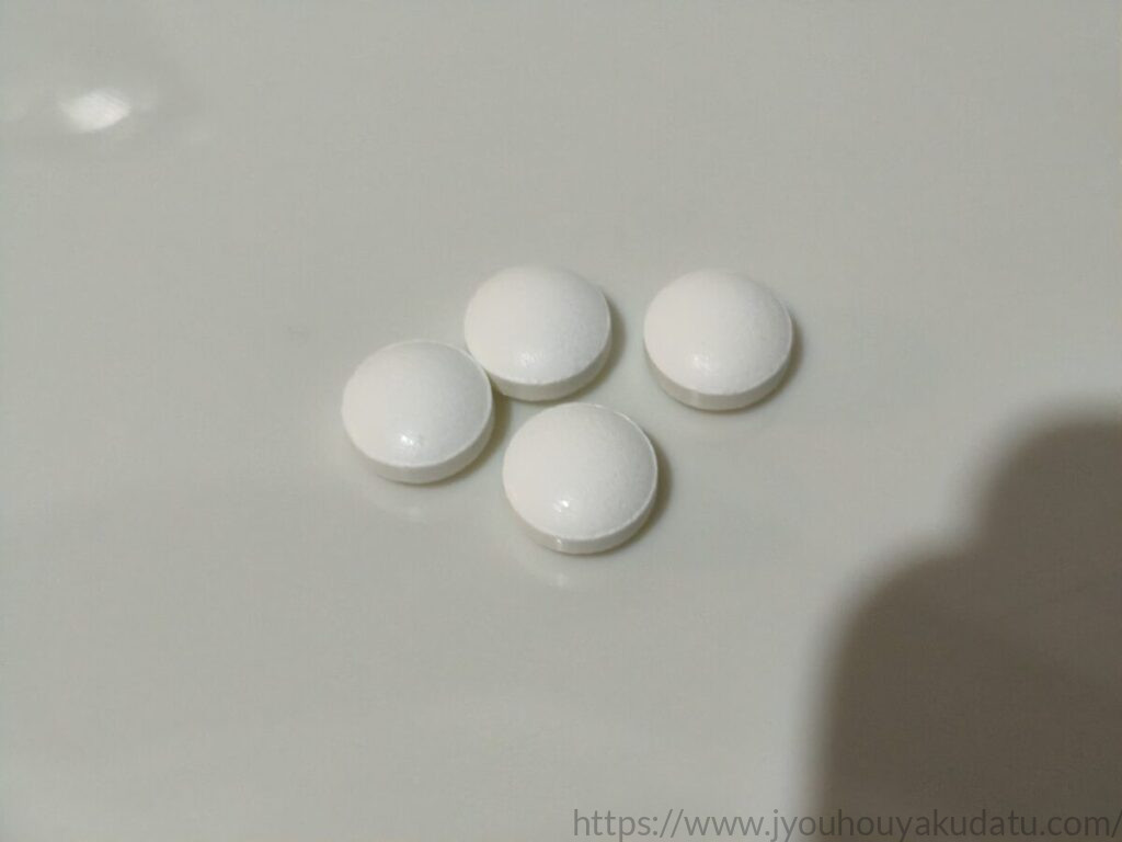 ネナイトの白い円形タブレット4粒を拡大した写真