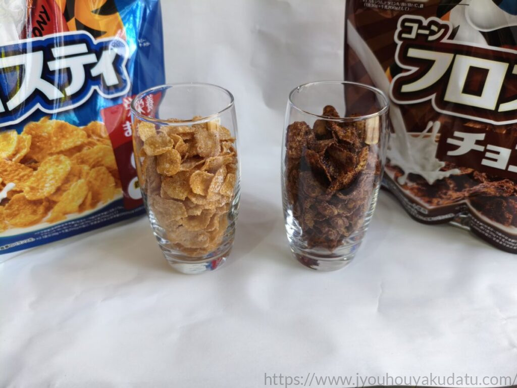 通常版とチョコ版のコーンフロスティをそれぞれ透明なグラスに入れて並べた様子