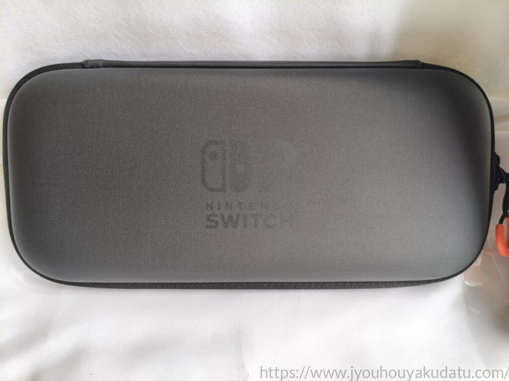 マットな質感でSwitch2ロゴが控えめに入った公式キャリングケースの表側