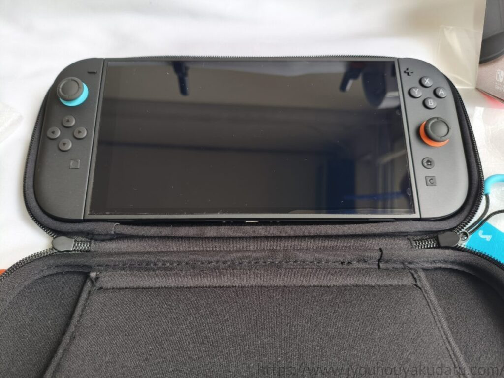 Joy-Con 2を装着したSwitch2本体を公式キャリングケースに収納した状態