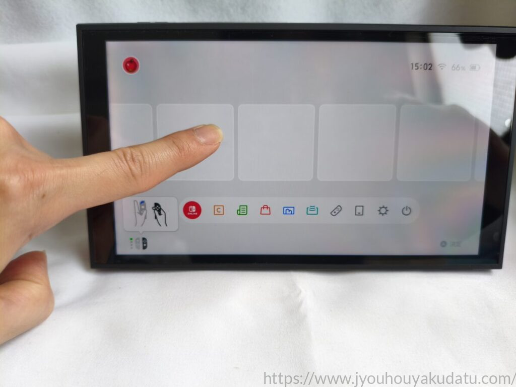 保護シートを貼ったSwitch2のホーム画面を指で操作している様子