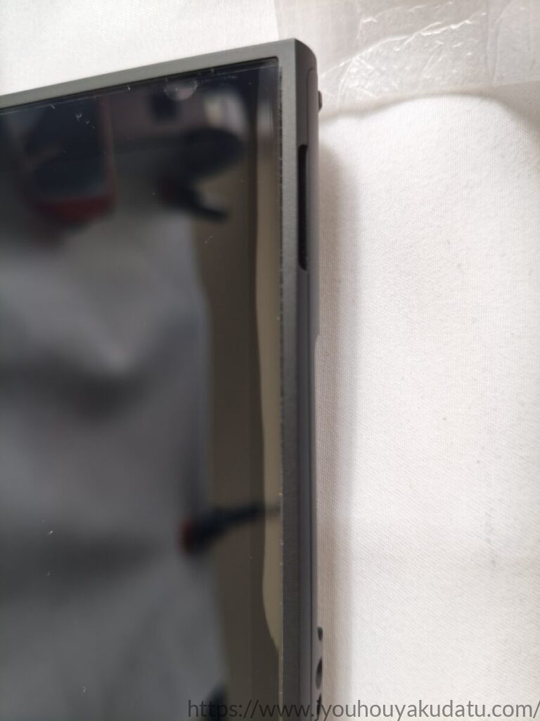 Switch2付属の画面保護シートがずれて端に浮きが生じた部分のアップ