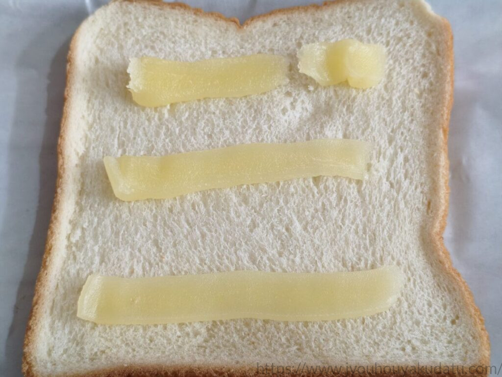 食パンにヴェルデ 塩バタートーストを出した焼く前の状態