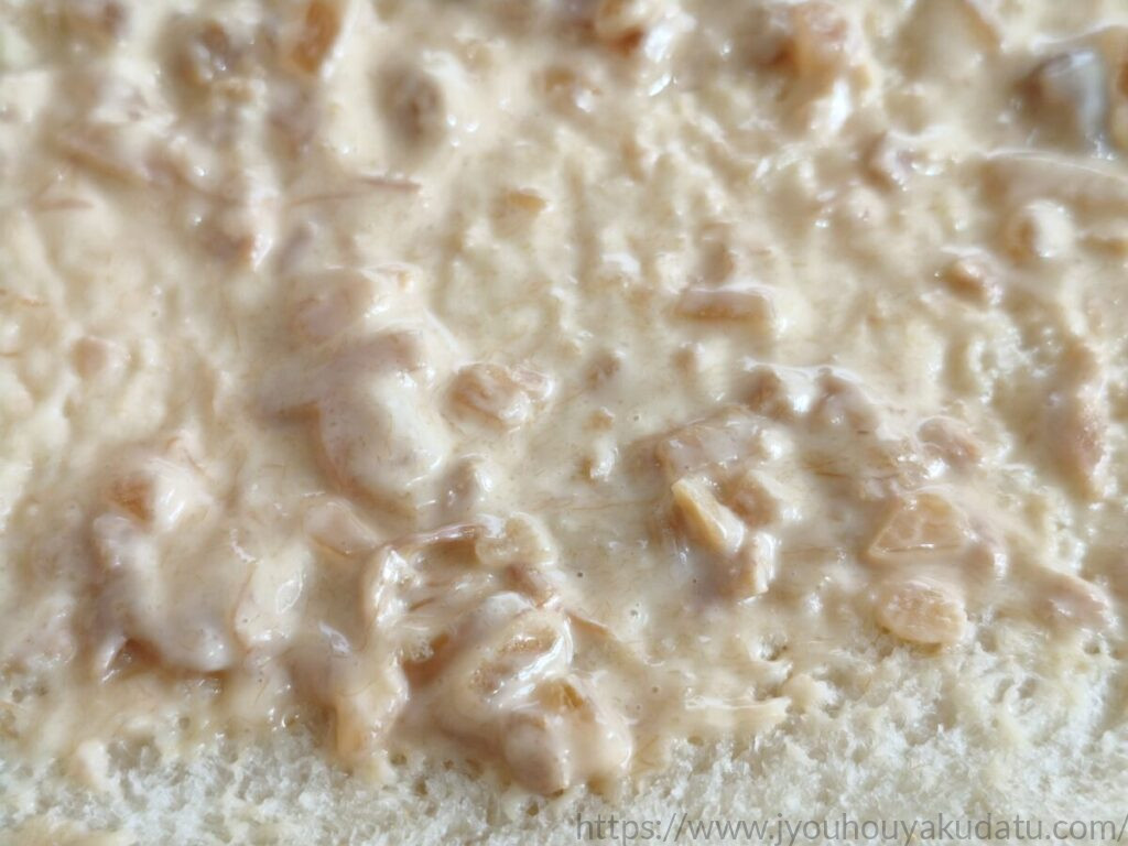 パン工房 てりやきソース&マヨに入った蒸し鶏と玉ねぎの具材