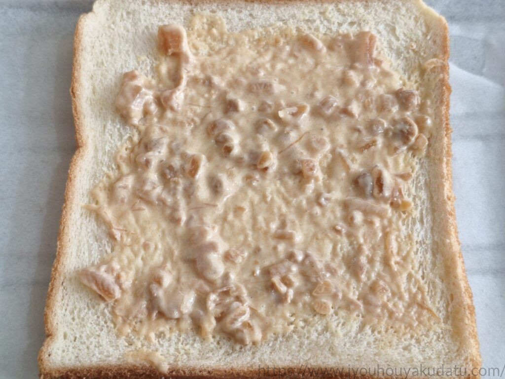パン工房 てりやきソース&マヨを食パン全体に広げた焼く前の状態