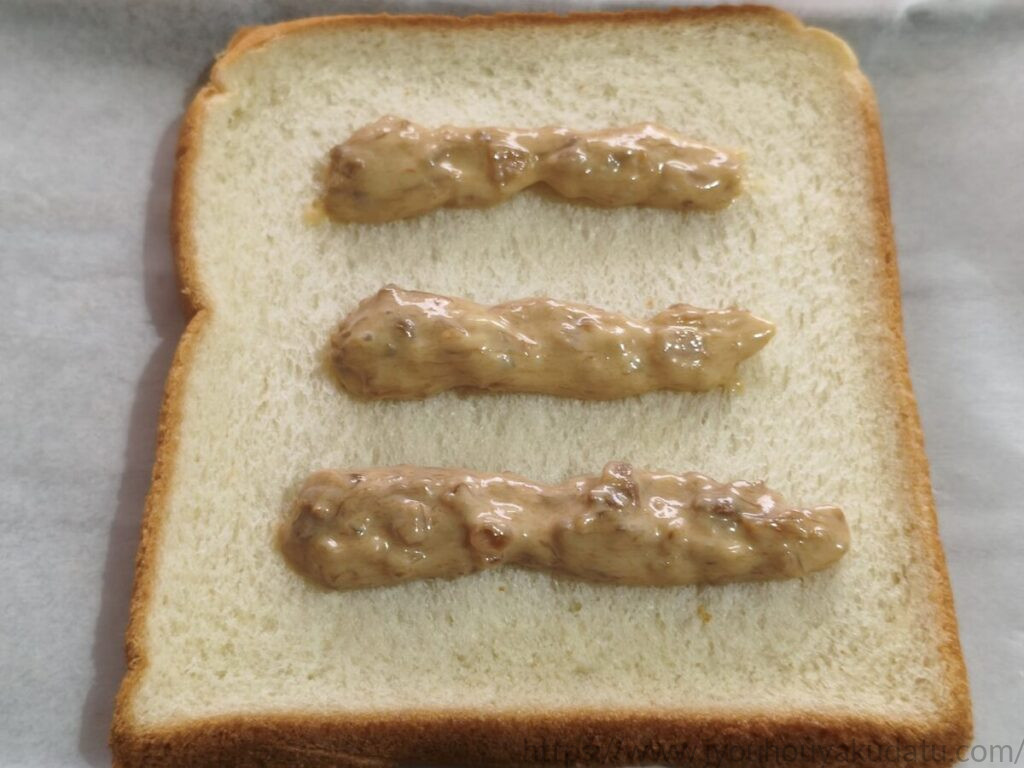 食パンにパン工房 てりやきソース&マヨを絞り出したところ