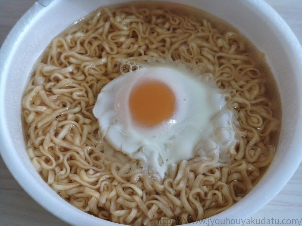 調理から3分後のチキンラーメンどんぶり。中央の卵は白身がほぼ固まり、黄身が半熟状に仕上がっている