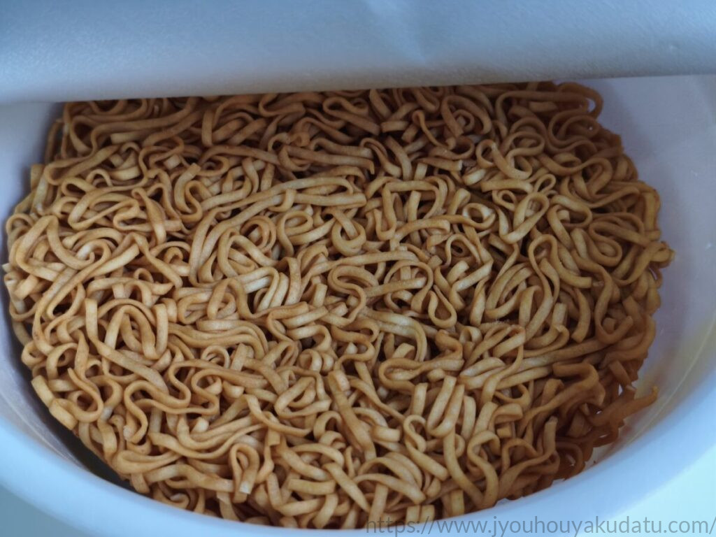 チキンラーメンどんぶりを開封した直後の味付け麺。中央には生卵をのせるたまごポケットが設けられている